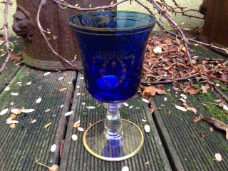 Schöner Weinkelch / Weinglas,  Blaues Glas Mit Golddekorationen Bild