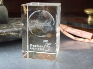 Alter Briefbeschwerer Glas Kristall Hologram Mit Werbung 75 Jahre Danfoss 519g Bild