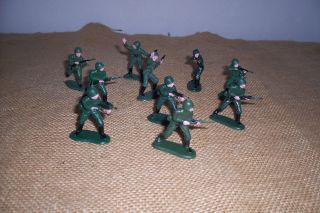 Konvolut Plastikfiguren - Soldaten - Ca.  5 Cm Hoch Bild
