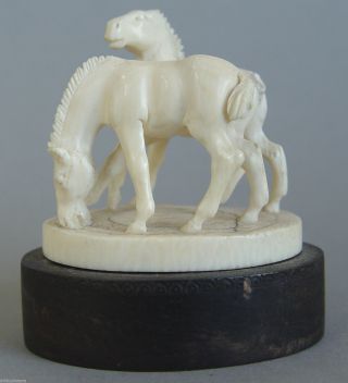 Filigrane Antike Beinarbeit Pferde Figurengruppe Auf Ebenholz Plinthe Bild