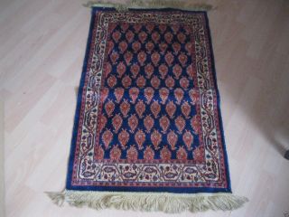 Kleiner Feiner Teppich Brücke 63 X 100 Cm Dunkelblau Glänzend Mit Rot Beige Bild