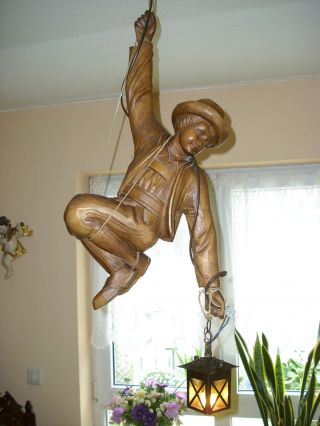 Gr.  Alte Holzfigur - Bergsteiger Am Seil - Abseiler - Mit Laterne - Elektr.  - Deko - 65cm Bild