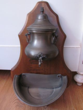 Alter Wasserbehälter Mit Schüssel,  Zinn Bild