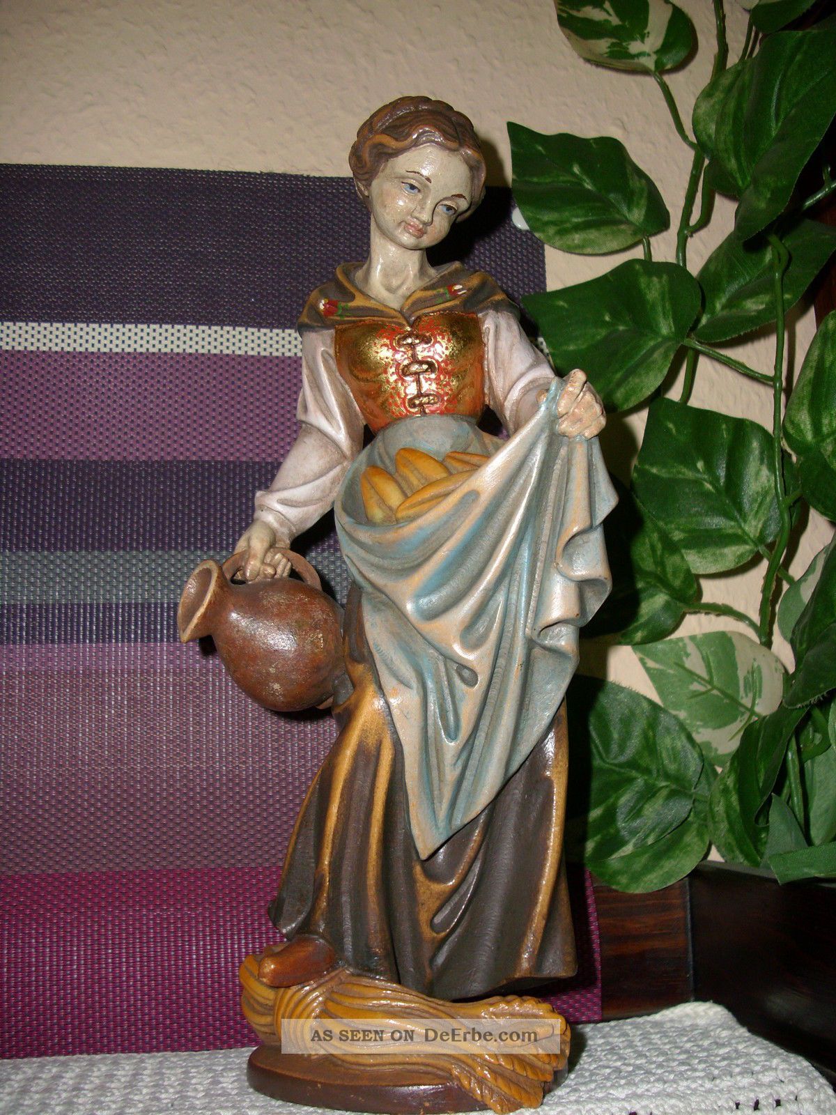 Holzfigur - Heiligenfigur - Magd Mit Krug - Hl.  Elisabeth - Geschnitzt - Bunt - Südtirol? - Holzarbeiten Bild