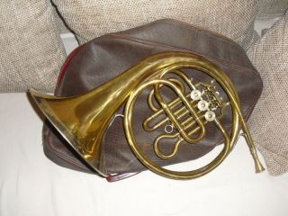 Gebrauchtes Horn French Horn Waldhorn Mit Mundstück Und Tasche Bild