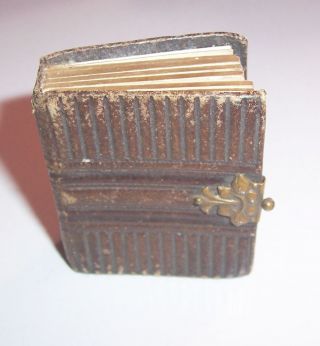 Antikes Miniatur Fotoalbum Für Puppenstube 4,  5 X 5,  2 X 1,  5 Cm Um 1880,  2 Fotos Bild