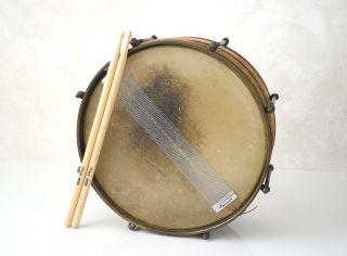Alte Marsch Trommel / Snare Drum Aus Metall Messing Mit Sticks U.  Teppich Bild