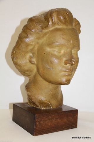 Monogrammirt W.  Sch.  1948 Stuck Büste Frau Plastik Skulptur Auf Holz Sockel Bild