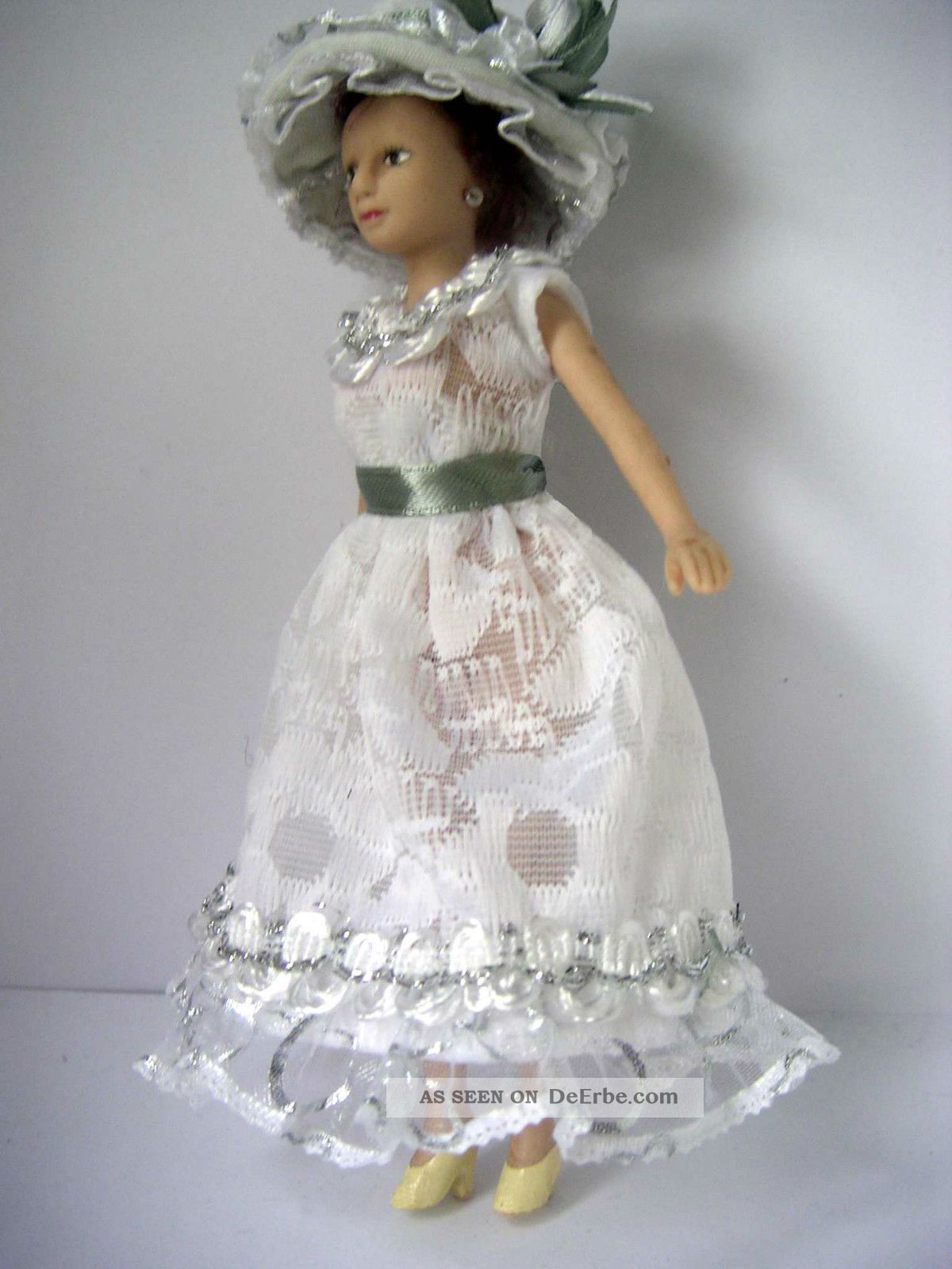 Weiß - Silbernes Spitzenkleid,  Hut F.  Puppe,  Modeladen 1:12 (0316) Nostalgieware, nach 1970 Bild
