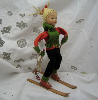Niedliche Kleine Puppe - Skifahrerin Mit 0riginal - Bekleidung Und Skiern - Italien Bild