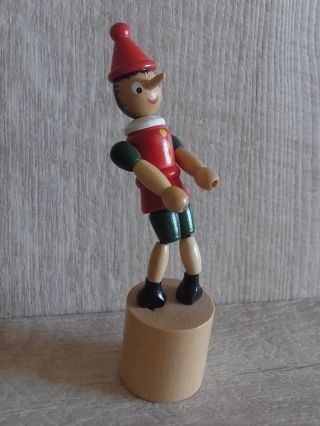 Kleiner Pinocchio Aus Holz - Sportlich Als Wackelfigur Daumen - Drücki Bild