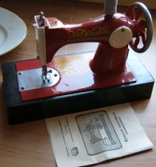 Alte Sowjetische Mini Miniatur Nähmaschine Mech.  Mit Drehrad Metall Bild