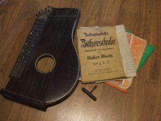 Alte Zither Dachbodenfund Zithernoten Bild