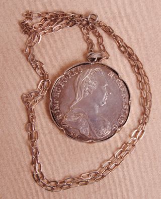 Großer Münzanhänger Maria Theresien Taler Silber Mit Kette Bild