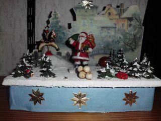 Weihnachtskulisse 28x15x25cm Mit Deko - Figuren - Weihnachtsmann,  Karussellpferd Bild
