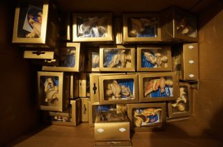 Restverkauf: Karton Mit Mindestens 100 Stück Holz - Engel,  Geschnitzt Und Bemalt Bild