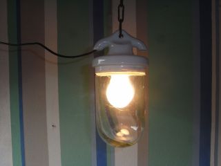 Alte Porzellanlampe Stalllampe E27 Mit Glaskolben Glaskolbenlampe M.  Alter Kette Bild