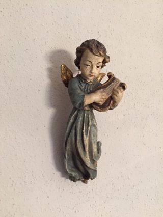 Älterer Engel,  Holz,  Geschnitzt Und Farbig Gefasst Bild