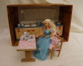 Alte Puppenküche Mit Tisch Und Bank Barbie 1966 Bild