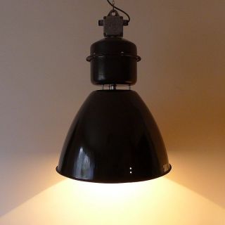 Große Emaille Lampe.  Industrielampe.  Fabriklampe.  Vintage Industrial Lamp. Bild