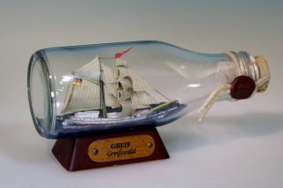 Auflösung Einer Miniatur Buddelschiff Sammlung Nr.  40 „segelschulschiff Greif“ Bild