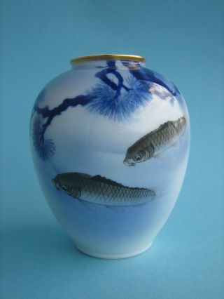 Koi Vase,  Fukagawa Porzellan Vase Mit Karpfen Und Tiefblauem Pinienzweig,  Japan Bild