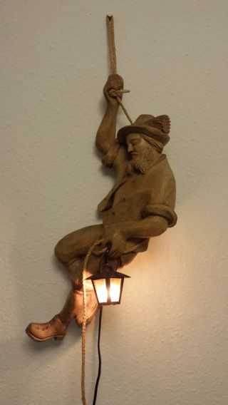 Handgeschnitzte Holzfigur Eines Kletterers Mit Der Funktion Einer Wandlampe Bild