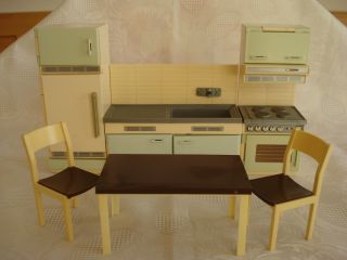 Puppenhaus Küche 60er - 70er Jahre / Kühlschrank / Spüle / Herd /tisch Und Stühle Bild