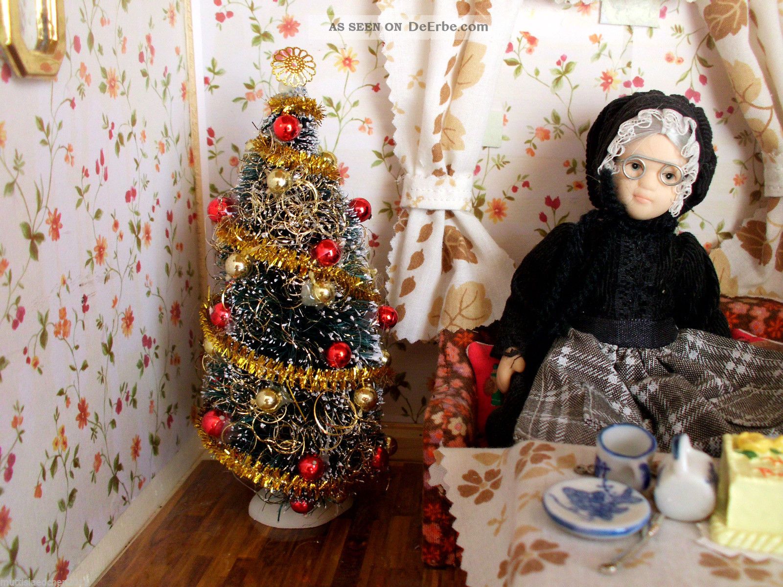 Weihnachtsbaum Geschmückt In Rot,  Gold Kugeln 16 Cm Hoch Puppenstube Nostalgieware, nach 1970 Bild