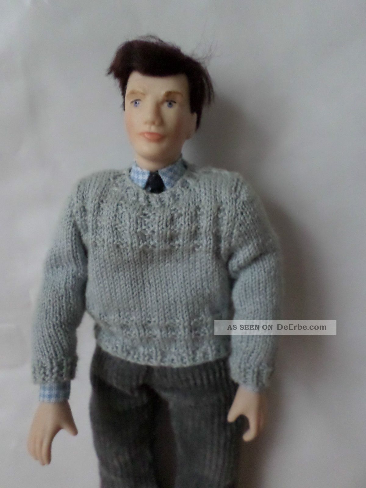 Modern Gekleidete Künstlerpuppe Aus Gb In 1:12 Porzellankopfpuppen Bild