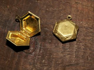 2 Bezaubernde Messing Amulett Medaillon Anhänger Pillen Dose Rahmen Erinnerung Bild