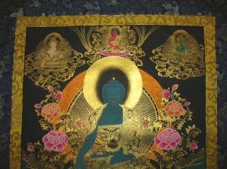 Toller Tibet.  Medizin Buddha Thangka Blue Beryll Masterpiece In Brokat 105x63 Cm Bild