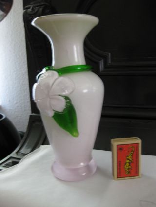 Vase,  Jugendstil In Weiß/rosa Mit Weißer Blüte Und Grünem Blattwerk.  21 Cm Bild