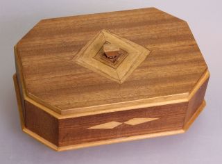 Handgearbeitete Holzdose,  Holzschachtel,  Mit Intarsien (2111) Bild