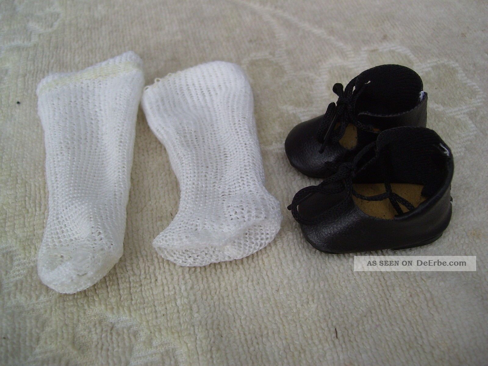 Alte Puppenkleidung Schuhe Vintage Black Laced Shoes Socks 40 Cm Doll 4 1/2 Cm Original, gefertigt vor 1970 Bild
