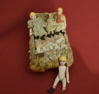 Nr P15/ Uralte Porzellan Püppchen Mit Puppenbett - Aus Puppensammlung Bild