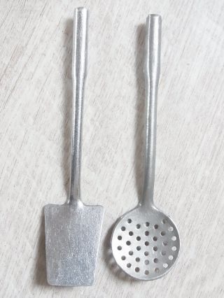 2 Alte Kellen Aus Alu Blech Für Die Puppenküche Mit Haken Zum Anhängen - 10 Cm Bild