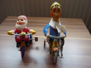 Weihnachtsmann Und Lustiger Junge Auf Dem Dreirad Mit Federwerksantrieb Bild