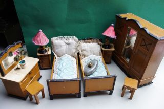 Puppenstube Schlafzimmer Kompl.  Schrank Betten Nachttisch Spiegelkommode Hocker Bild