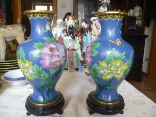 Cloisonne Großes Vasenpaar Blau Mit Holzschnitzerei Sockel Antik China Japan Bild
