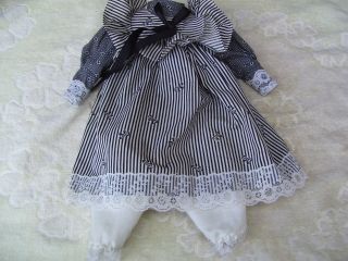 Alte Puppenkleidung Blackwhiteribbon Dress Outfit Vintage Doll Clothes 40c Girl Bild