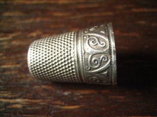 Traumhafter Jugendstil Fingerhut Thimble 800er Silber Toll Verziert Ohne Löcher Bild