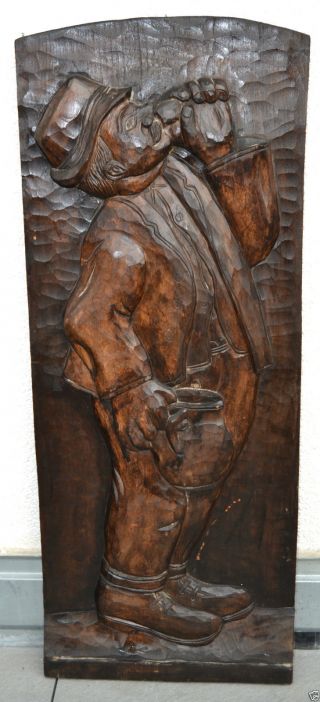 Alte Groß Holzschnitzerei Reliefbild Mann Mit Weinglas Und Krug Um 1920 Bild