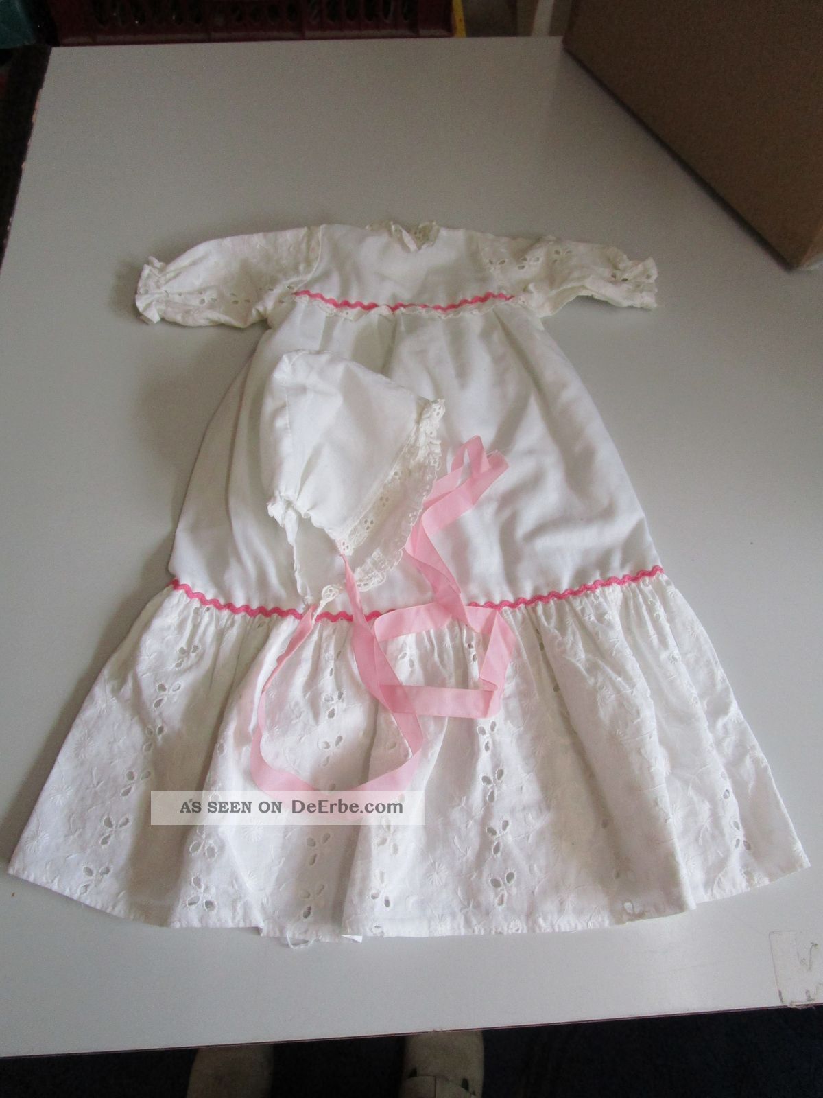 Taufkleid Mit Haube - Puppenkleid - 2 Original, gefertigt vor 1970 Bild
