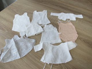 Alte Kleine Puppenkleidung 30er 40er Jahre 8 Teile Hemdchen Schürze Bild