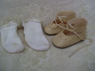 Alte Puppenkleidung Schuhe Vintage Creme Shoes Lacy Socks 50 Cm Doll 6 1/2 Cm Bild