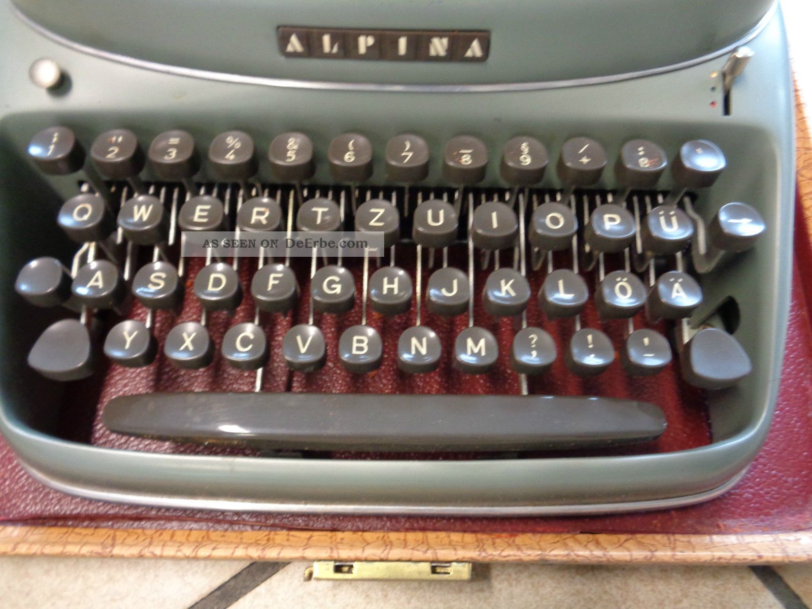 Alte Mechanische Schreibmaschine Im Koffer Von Alpina, Gut Erhalten