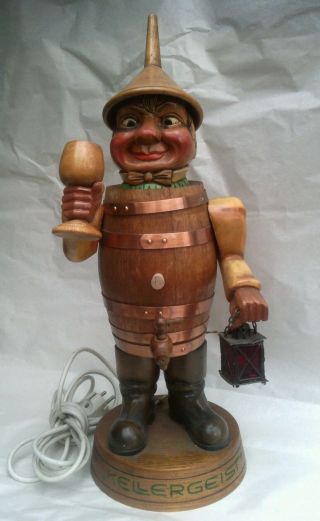 Geschnitzte Holz Figur Kellergeist Wein Fass Deko Werbung Reklame Bild