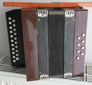 Altes Akkordeon,  8 Basstasten,  Um 1950 Bild