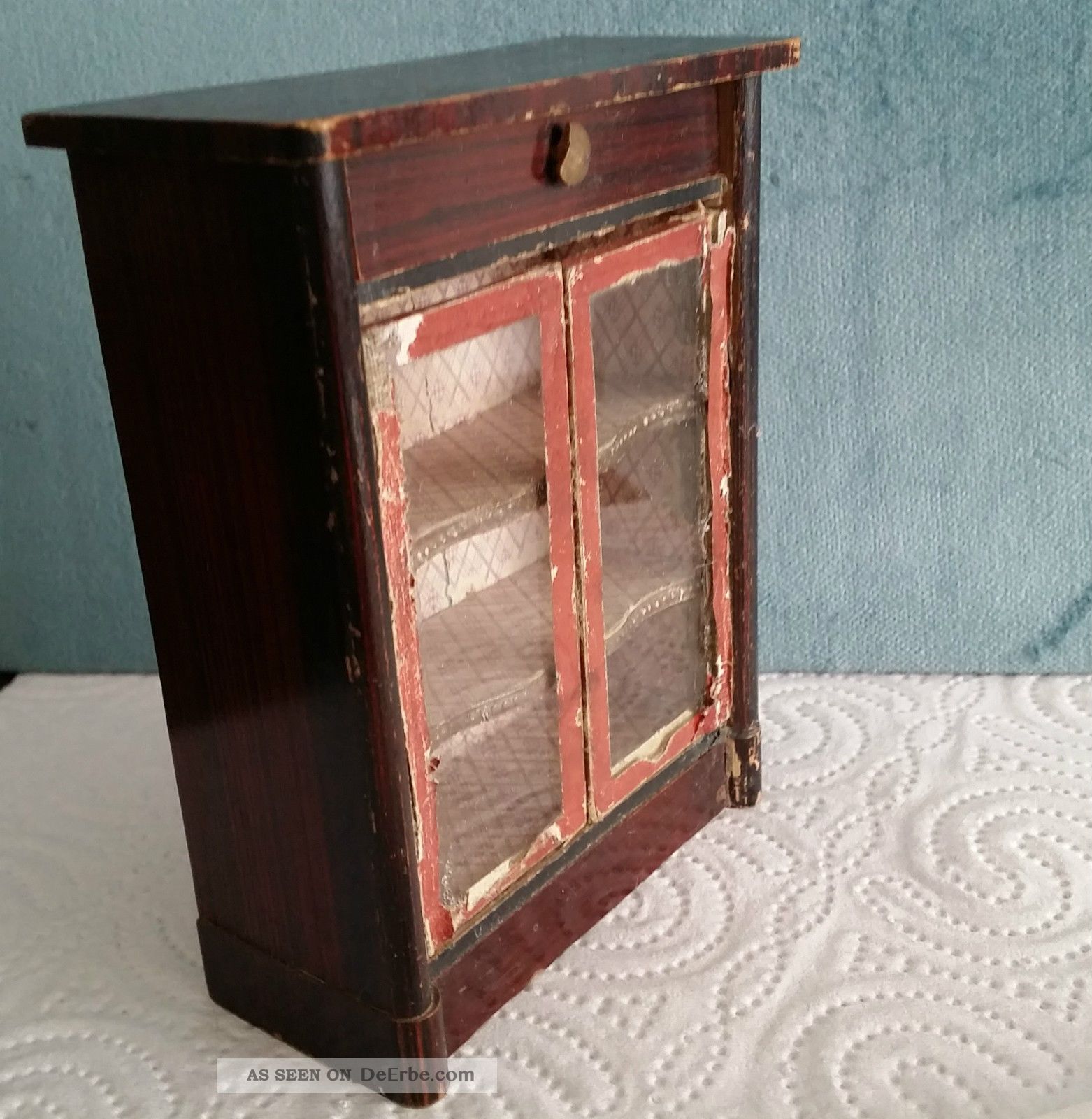 Uralte Kleine Puppenstuben - Vitrine Aus Massivholz - Restaurierungsbedürftig Original, gefertigt vor 1970 Bild